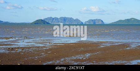 Falaises calcaires surplombant la mer d'Andaman, comme vu de la vieille ville de Lanta, aka Ban Lanta est un petit village de pêcheurs situé sur la côte est de Koh Banque D'Images