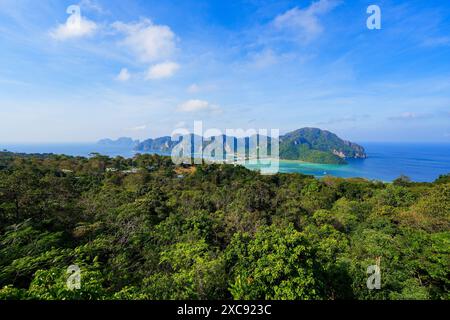 Vue aérienne de l'isthme de l'île de Koh Phi Phi Don dans la mer d'Andaman depuis le point de vue 3 dans la province de Krabi, Thaïlande Banque D'Images