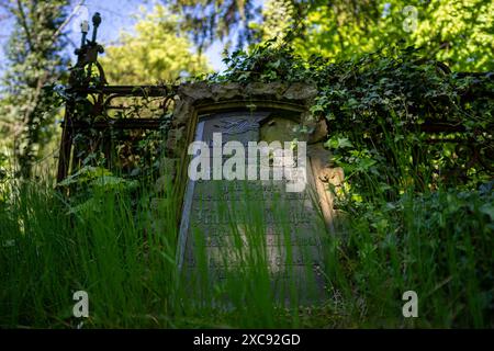 Vieux cimetière évangélique, vieilles pierres tombales et croix Banque D'Images