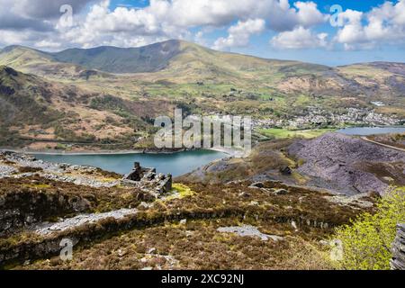 Vue sur des bâtiments abandonnés et des tas de scories dans la carrière d'ardoise dinorwic dans les montagnes du parc national de Snowdonia. Dinorwig, Llanberis, Gwynedd, pays de Galles, Royaume-Uni Banque D'Images