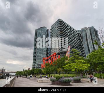 NEW YORK, États-Unis - 18 MAI 2024 : le célèbre panneau Pepsi-Cola au Gantry Plaza State Park à long Island City, Queens, New York City. Banque D'Images