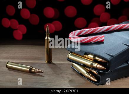 Des lumières de Noël rouges derrière des magazines AR-15 à haute capacité entièrement chargés, et des balles avec une canne de bonbon qui font un cadeau idéal pour tout propriétaire d'arme sur som Banque D'Images