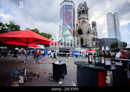 Berlin, Allemagne. 15 juin 2024. Football : Championnat d'Europe, Espagne - Croatie, tour préliminaire, Groupe B, jour de match 1. Ordures sur Breitscheidplatz à l'église commémorative Kaiser Wilhelm. Crédit : Christoph Soeder/dpa/Alamy Live News Banque D'Images