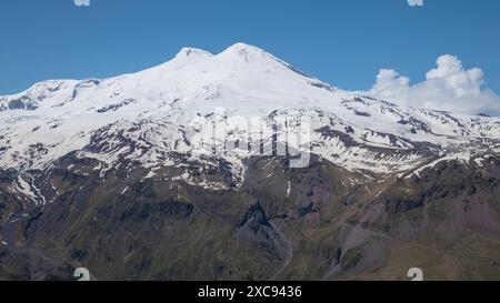 Vue sur le mont Elbrus par une journée ensoleillée de juin. Kabardino-Balkaria, Fédération de Russie Banque D'Images