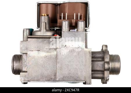 Pièce de chaudière à gaz de rechange isolée sur fond blanc. Gros plan d'une vanne usagée faisant partie d'un brûleur à gaz dans une chaudière à condensation. Banque D'Images