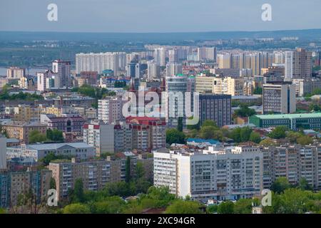 SARATOV, RUSSIE - 03 MAI 2024 : vue de Saratov moderne depuis la montagne Sokolovaya un jour de mai Banque D'Images