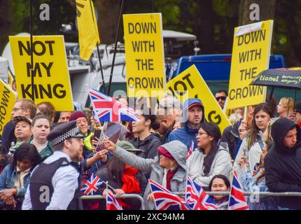 Londres, Angleterre, Royaume-Uni. 15 juin 2024. Les manifestants anti-monarchie se mêlent aux partisans royaux à Trooping the Colour on the Mall près de Buckingham Palace. La cérémonie célèbre l'anniversaire du roi Charles III (crédit image : © Vuk Valcic/ZUMA Press Wire) USAGE ÉDITORIAL SEULEMENT! Non destiné à UN USAGE commercial ! Crédit : ZUMA Press, Inc/Alamy Live News Banque D'Images