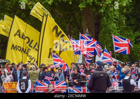 Londres, Angleterre, Royaume-Uni. 15 juin 2024. Les manifestants anti-monarchie se mêlent aux partisans royaux à Trooping the Colour on the Mall près de Buckingham Palace. La cérémonie célèbre l'anniversaire du roi Charles III (crédit image : © Vuk Valcic/ZUMA Press Wire) USAGE ÉDITORIAL SEULEMENT! Non destiné à UN USAGE commercial ! Crédit : ZUMA Press, Inc/Alamy Live News Banque D'Images