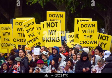 Londres, Royaume-Uni. 15 juin 2024. Les manifestants anti-monarchie tiennent les pancartes « avec la couronne » et « pas mon roi » pendant « Trooping the Colour » dans le centre commercial près de Buckingham Palace. La cérémonie célèbre l'anniversaire du roi Charles III (photo de Vuk Valcic/SOPA images/Sipa USA) crédit : Sipa USA/Alamy Live News Banque D'Images