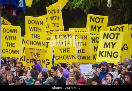 Londres, Royaume-Uni. 15 juin 2024. Les manifestants anti-monarchie tiennent les pancartes « avec la couronne » et « pas mon roi » pendant « Trooping the Colour » dans le centre commercial près de Buckingham Palace. La cérémonie célèbre l'anniversaire du roi Charles III (photo de Vuk Valcic/SOPA images/Sipa USA) crédit : Sipa USA/Alamy Live News Banque D'Images