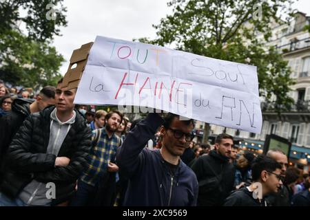 Paris, France. 15 juin 2024. Des manifestants participent à une manifestation contre l’extrême droite à Paris le 15 juin 2024. Photo de Firas Abdullah/ABACAPRESS. COM Credit : Abaca Press/Alamy Live News Banque D'Images