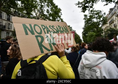 Paris, France. 15 juin 2024. Des manifestants participent à une manifestation contre l’extrême droite à Paris le 15 juin 2024. Photo de Firas Abdullah/ABACAPRESS. COM Credit : Abaca Press/Alamy Live News Banque D'Images