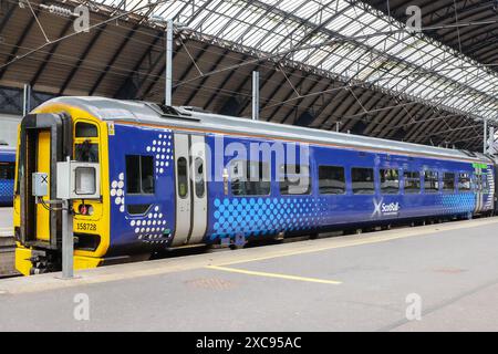 ScotRail était propriétaire d'un train régional de voyageurs à sprinter express de classe 158, diesel multiple unit (DMU) à la gare de Queen Street, Glasgow. DMU classe 158 Banque D'Images