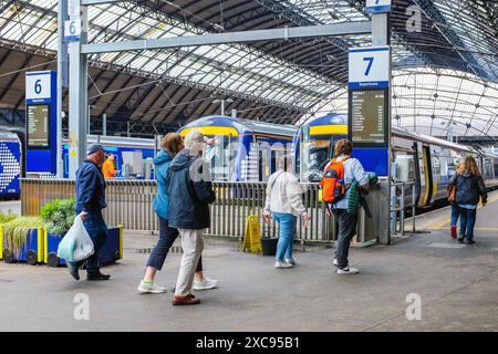 Passagers marchant vers le quai 7 de la gare de Queen Street, Glasgow, Écosse Royaume-Uni vers le train diesel Scotrail à destination d'Inverness Banque D'Images