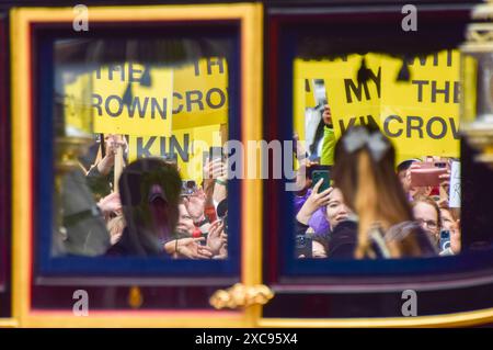 Londres, Angleterre, Royaume-Uni. 15 juin 2024. LE PRINCE GEORGE et LA PRINCESSE CHARLOTTE regardent les manifestants anti-monarchie mêlés à des foules de supporters au Trooping the Colour on the Mall près de Buckingham Palace. La cérémonie célèbre l'anniversaire du roi Charles III (crédit image : © Vuk Valcic/ZUMA Press Wire) USAGE ÉDITORIAL SEULEMENT! Non destiné à UN USAGE commercial ! Crédit : ZUMA Press, Inc/Alamy Live News Banque D'Images