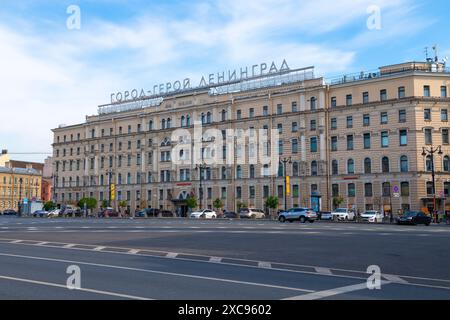 ST. PÉTERSBOURG, RUSSIE - 02 JUIN 2024 : Hôtel Oktyabrskaya par un matin ensoleillé de juin Banque D'Images