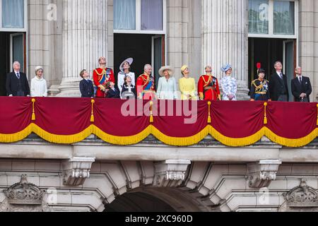 Londres, Royaume-Uni. 15 juin 2024. La famille royale avec le roi Charles III, la reine Camilla, le prince et la princesse de Galles et leurs enfants, le duc et la duchesse d'Édimbourg et d'autres royaux sur le balcon du palais de Buckingham pour le survol à Trooping the Colour, la célébration de l'anniversaire du roi. Catherine, la princesse de Galles, fait sa première apparition publique cette année. Crédit : Imageplotter/Alamy Live News Banque D'Images