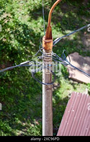 Câble de fil électrique sur le poteau de lampadaire à la journée ensoleillée, verticale, vue de dessus Banque D'Images