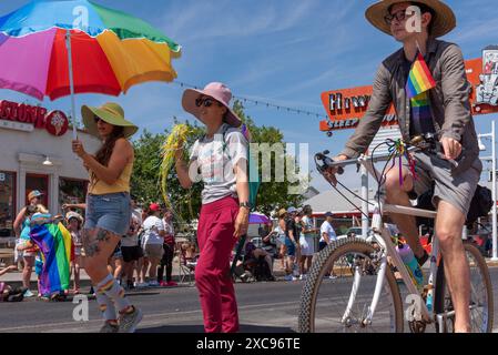 Albuquerque Pride Parade 2024 participants marchent et font du vélo sur la route 66, Nob Hill, Albuquerque, Nouveau-Mexique, États-Unis. Banque D'Images