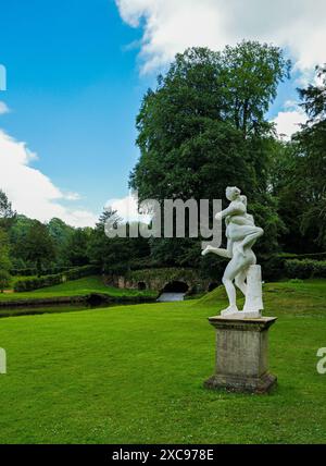 Statue d'Hercule combattant Antaes au Studley Royal Water Gardens, Ripon, North Yorkshire, Angleterre, Royaume-Uni. Banque D'Images