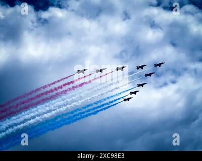 Londres, Royaume-Uni. 15 juin 2024. Les flèches rouges flypent pendant le Trooping the Colour. Le premier Trooping the Colour a eu lieu au XVIIe siècle sous le règne du roi Charles II pour célébrer le succès de la monarchie britannique. C'est une tradition qui perdure depuis plus de 260 ans. (Photo de Loredana Sangiuliano/SOPA images/Sipa USA) crédit : Sipa USA/Alamy Live News Banque D'Images