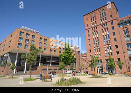 Hotel Centrovital, rechts Seniorenheim Katharinenhof im Uferpalais, ehemalige Schultheiß-Brauerei, Brauereihof, Wasserstadt Spandau, Hakenfelde, Spandau, Berlin, Deutschland *** Hotel Centrovital, à droite Banque D'Images