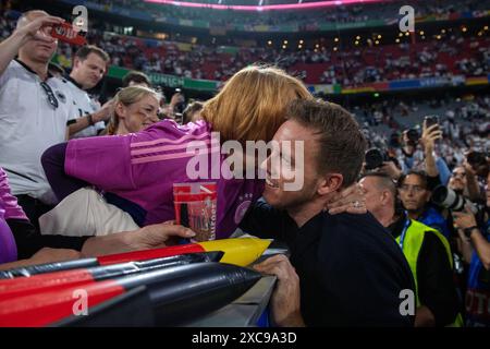 MUNICH, ALLEMAGNE - 14 JUIN : Julian Nagelsmann, entraîneur en chef de l'Allemagne, avec une mère après le match de la phase de groupes de l'UEFA EURO 2024 entre l'Allemagne et l'Écosse Banque D'Images
