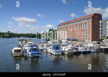 Altstadthafen, Havel, Katharinenhof im Uferpalais, Seniorenheim, Wasserstadt Spandau, Hakenfelde, Spandau, Berlin, Deutschland *** Old Town Harbour, Havel, Katharinenhof im Uferpalais, maison de retraite, Wasserstadt Spandau, Hakenfelde, Spandau, Berlin, Allemagne Banque D'Images