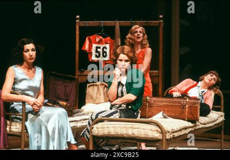 de gauche à droite : Geraldine Fitzgerald (Jackie Miller), Imelda Staunton (Gloria Beatty), Denica Fairman (Mary Hawley), Jane Lancaster (Ruby Batone) dans THEY SHOOT HORSES, N'EST-CE PAS? Par Ray Herman au Mermaid Theatre, Londres EC4 16/07/1987 une production de la Royal Shakespeare Company adaptée du roman de Horace McCoy design : Ralph Koltai éclairage : Chris Ellis réalisateur : Ron Daniels Banque D'Images