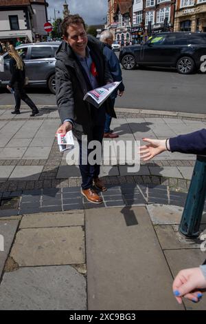 Epsom Surrey, Royaume-Uni, 15 juin 2024.Lbour candidat pour Epsom et Ewell Mark Todd, distribuent des tracts aux électeurs potentiels sur Epsom High Street. Crédit : James Willoughby/Alamy Live News Banque D'Images