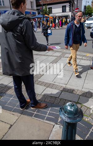 Epsom Surrey, Royaume-Uni, 15 juin 2024.Lbour candidat pour Epsom et Ewell Mark Todd, distribuent des tracts aux électeurs potentiels sur Epsom High Street. Crédit : James Willoughby/Alamy Live News Banque D'Images