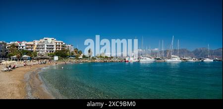 Plage sur le golfe de Mirambelo dans la ville d'Agios Nikolaos, mer de Crète, Crète orientale, Grèce Banque D'Images