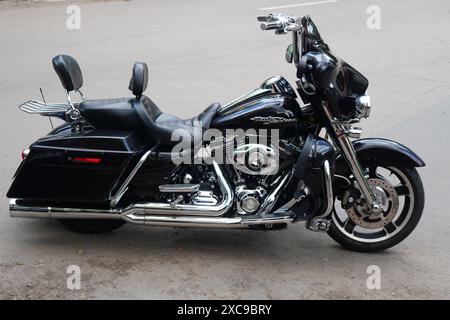 Bucarest, Roumanie - 15 juin 2024 : Harley Davidson noir moto neuve de 96 pouces cubes garée sur asphalte côté rue Banque D'Images