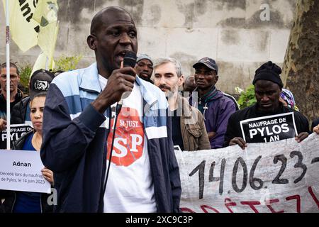 14 juin 2024, Paris, France : un migrant parle aux manifestants pendant la manifestation. Des dizaines de personnes ont manifesté près de la place Trocadéro à Paris contre le racisme et les politiques frontalières européennes. Ils ont également exigé l'annulation de la loi Darmanin et une révision constitutionnelle du droit d'asile à Mayotte. La manifestation visait également à rendre hommage aux victimes du tragique naufrage causé par les autorités grecques, qui a tué plus de 600 personnes au large des côtes de Pylos en Grèce. (Crédit image : © Telmo Pinto/SOPA images via ZUMA Press Wire) USAGE ÉDITORIAL SEULEMENT! Non destiné aux États-Unis commerciaux Banque D'Images