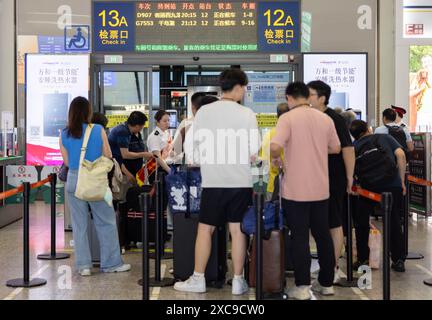 (240615) -- SHANGHAI, 15 juin 2024 (Xinhua) -- les passagers font la queue pour s'enregistrer pour le train-couchette à grande vitesse D907 à destination de la gare de West Kowloon à Hong Kong à la gare de Shanghai Hongqiao dans l'est de la Chine Shanghai, 15 juin 2024. Les trains-couchettes à grande vitesse reliant Pékin et Shanghai à Hong Kong ont commencé à fonctionner samedi. Le temps de trajet entre Pékin et Hong Kong est réduit à 12 heures et 34 minutes, et le temps de trajet entre Shanghai et Hong Kong à 11 heures et 14 minutes. Avec les nouveaux services, les passagers sont en mesure de voyager entre le m chinois Banque D'Images