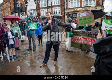 Epsom Surrey, Royaume-Uni, 15 juin 2024. Candidat travailliste pour Epsom et Ewell, Mark Todd prononce un discours après avoir démarché sur Epsom High Street. Crédit : James Willoughby/Alamy Live News Banque D'Images