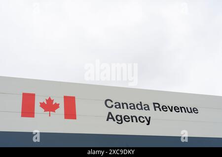 Ottawa, Ontario, Canada - 16 octobre 2023 : une partie de l'enseigne de l'Agence du revenu du Canada est vue à Ottawa. Banque D'Images
