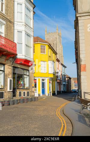 Vue sur les rues étroites de Cromer dans le nord de Norfolk au Royaume-Uni avec l'église derrière Banque D'Images