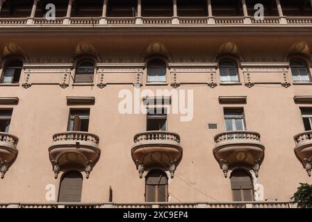 Beaux détails rapprochés des balcons et balustrades de l'architecture historique du centre-ville du Caire, un quartier autrefois cosmopolite de divers Banque D'Images