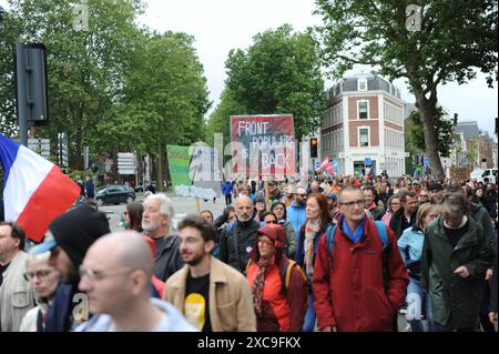 Lille, France. 15 juin 2024. Manifestation de rue en réaction à la situation politique en France, et contre le risque d’avoir une majorité d’extrême droite aux prochaines élections législatives. Lille, France, le 15 juin 2024. Photo Christophe forestier/ABACAPRESS. COM Credit : Abaca Press/Alamy Live News Banque D'Images