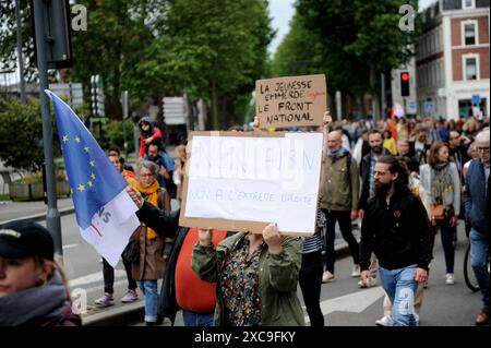 Lille, France. 15 juin 2024. Manifestation de rue en réaction à la situation politique en France, et contre le risque d’avoir une majorité d’extrême droite aux prochaines élections législatives. Lille, France, le 15 juin 2024. Photo Christophe forestier/ABACAPRESS. COM Credit : Abaca Press/Alamy Live News Banque D'Images