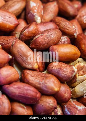 Cacahuètes de près. Cacahuètes décortiquées en détail, idéales pour les aliments et le contenu nutritionnel. Banque D'Images