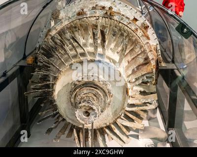 Le moteur à réaction du Bluebird de Donald Campbell dans lequel il est mort battant le record du monde de vitesse surface, Coniston, Lake District, Royaume-Uni. Banque D'Images