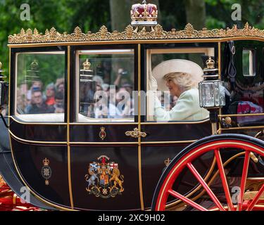 Londres, Royaume-Uni 15 juin 2024. La reine accompagne son mari le roi Charles dans un chariot le long du Mall vers Horse Guards Parade, où a lieu la cérémonie Trooping the Colour. Trooping the Colour a lieu chaque année pour célébrer l'anniversaire officiel du monarque. Cette année, c'était au tour des gardes irlandais de mettre leur couleur en couleur. La procession, du palais de Buckingham, passe le long du Mall. Banque D'Images