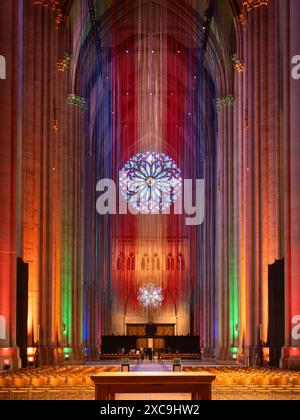 Cathédrale Saint-Jean le Divin installation intérieure célébrant le mois de la fierté. Nef illuminée pour la célébration LGBTQ+. Manhattan, New York Banque D'Images