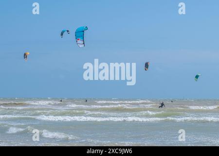 Kitesurf dans la Manche anglaise au large de la plage de Littlehampton, Sussex ouest, un samedi après-midi de juillet 2024 Banque D'Images