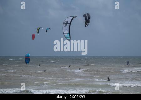 Kitesurf dans la Manche anglaise au large de la plage de Littlehampton, Sussex ouest, un samedi après-midi de juillet 2024 Banque D'Images