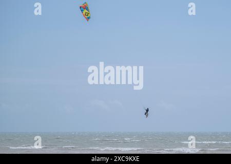 Kitesurf dans la Manche anglaise au large de la plage de Littlehampton, Sussex ouest, un samedi après-midi de juillet 2024 Banque D'Images