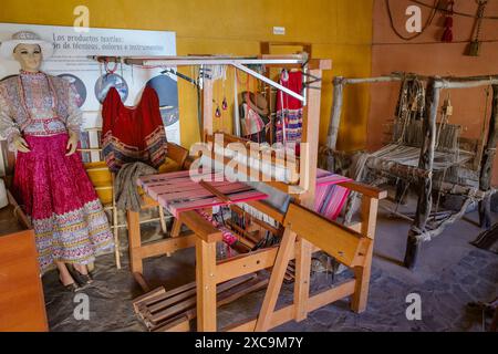 Sibayo, Pérou - 5 décembre 2023 : production textile traditionnelle dans un atelier du village de Sibayo, Arequipa Banque D'Images