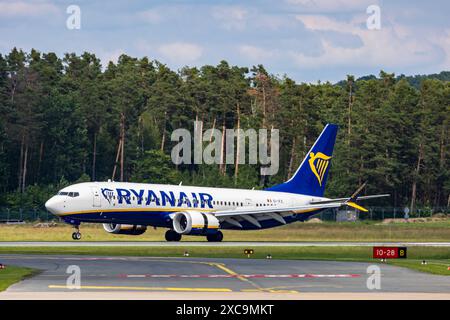 Flugverkehr am Nürnberger Flughafen. Eine Boeing 737 der irischen Fluggesellschaft Ryanair landet am Flughafen Nürnberg. Ryanair bietet ab Nürnberg Flüge zu folgenden Urlaubszielen und Städten an : Alicante, Barcelona Girona, Bari, Budapest, Cagliari, Faro, Korfu, Kreta-Chania, Lamezia, Lanzarote, Londres Stansted, Malaga, Neapel, Palerme, Palma de Majorque, Porto, Preveza, Sevilla, Sofia, Teneriffa Süd, Thessalonique, Valence, Vilnius et Zadar. Nürnberg Flughafen Bayern Deutschland *** trafic aérien à l'aéroport de Nuremberg Un Boeing 737 de la compagnie aérienne irlandaise Ryanair atterrit à l'aéroport de Nuremberg Ryanair Banque D'Images